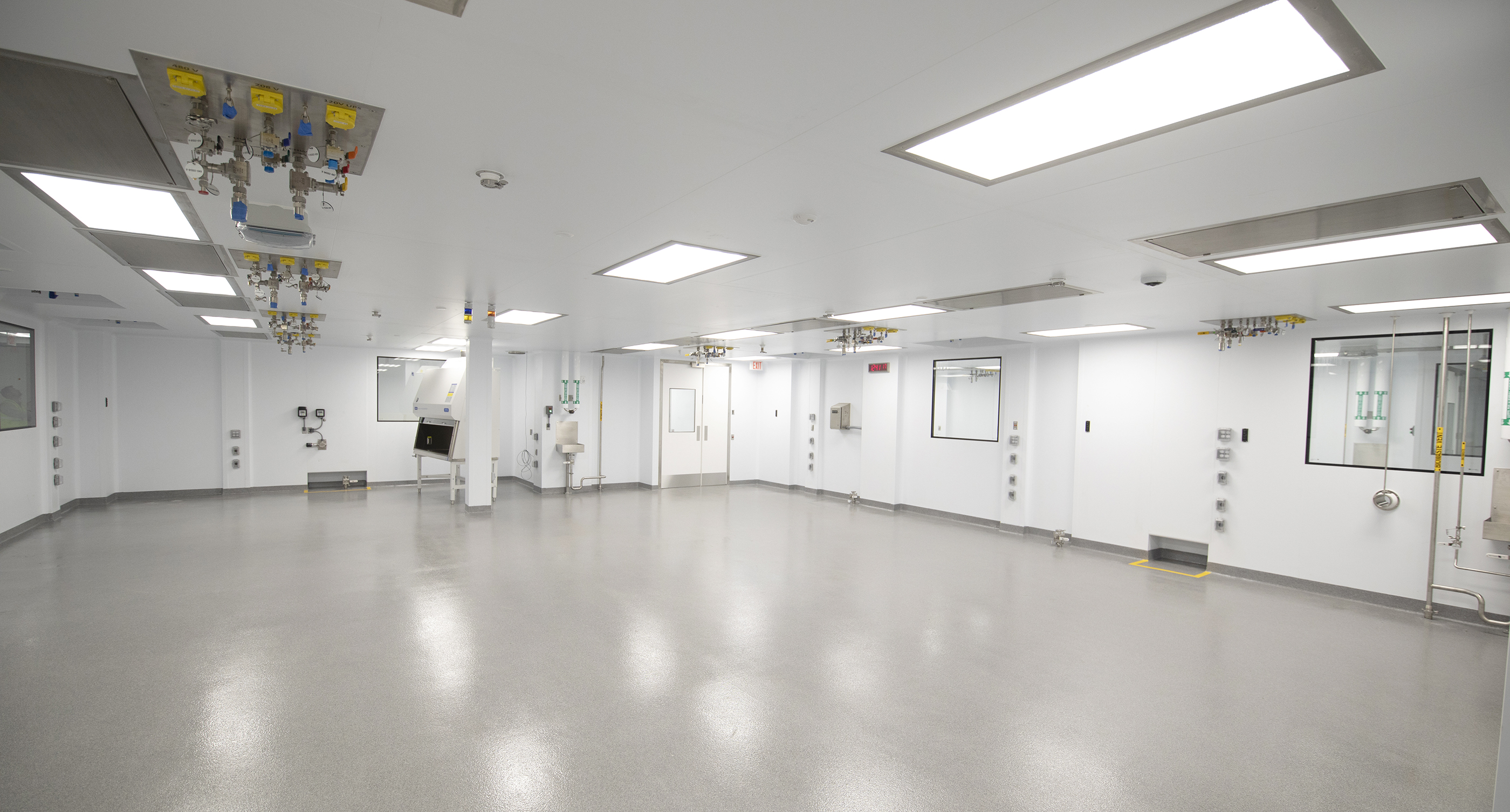 Case 2: Cleanroom inserted into existing tight space building with non-walkable ceiling.