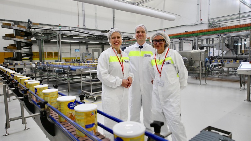 Deputy Prime Minister of the Netherlands, Carola Schouten (L) pictured with head of Danone’s Specialised Nutrition business, Véronique Penchienati-Bosetta (R) and Factory Director, Sijmon Hage, at the facility opening