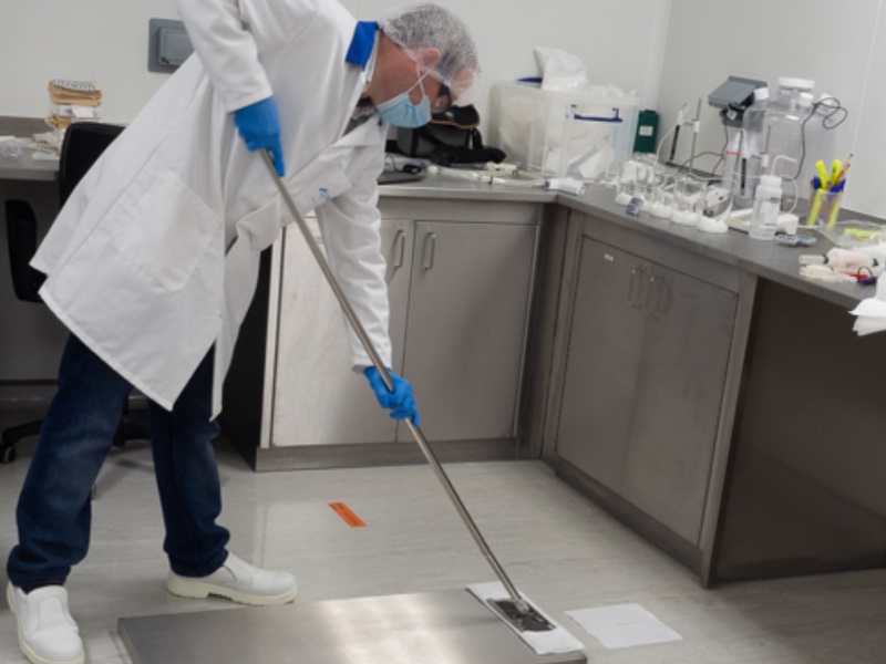 Use of conductivity as a tool for on-site residue management and definition of smart cleanroom regimes