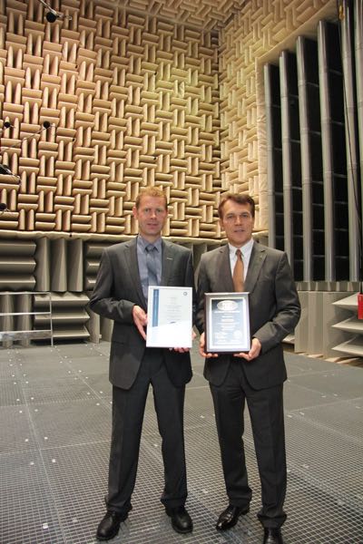 CEO Peter Fenkl (right) shares the awards from TÜV and the US testing association with Laboratory Director Achim Kärcher in the world’s largest combined test chamber