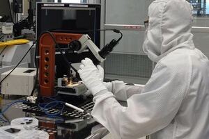 Clean cleaving in the nanofab