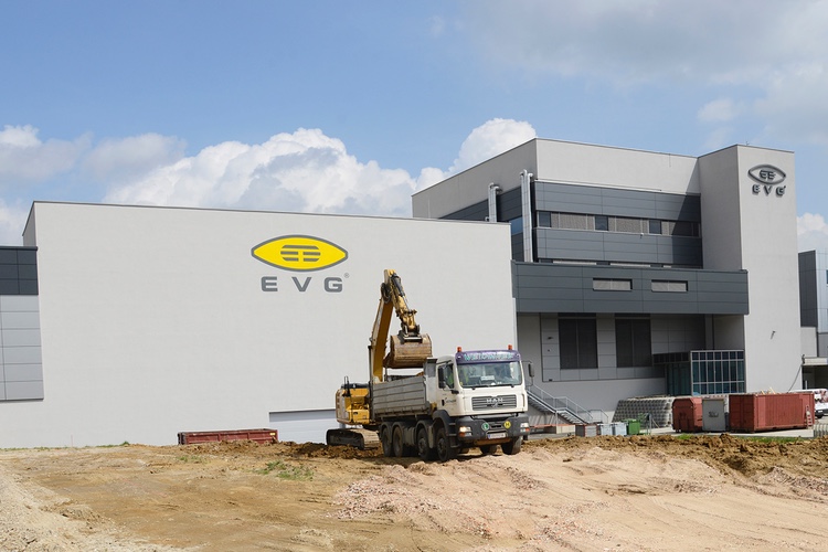 EV Group expands production capacity