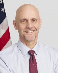 FDA swears in Dr Stephen Hahn as new Commissioner