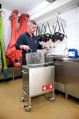 Gentle ultrasonic cleaning and disinfection of respirators