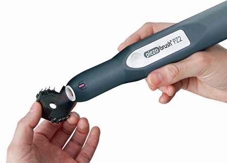 Handheld plasma treatment device cleans and activates surfaces for fixing of adhesives
