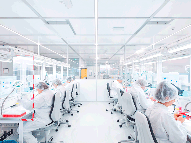 High-tech handicraft - 1500 sqm cleanroom for 190 seamstresses