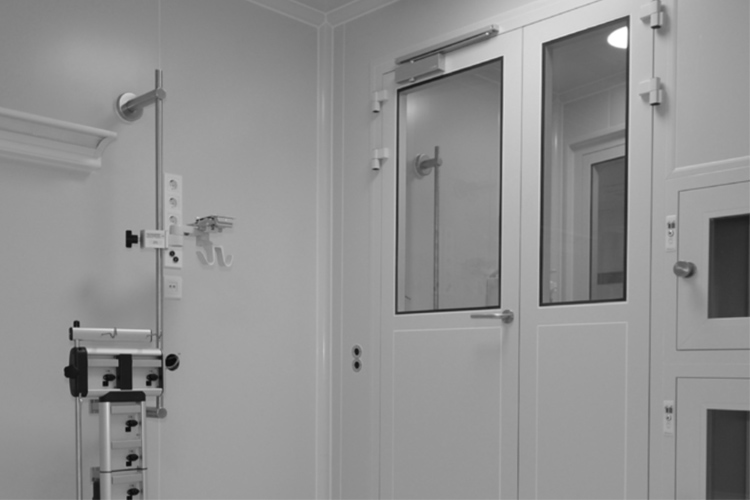 How to choose the right cleanroom door