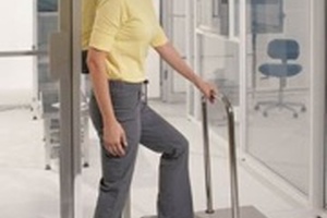 Motorised shoe cleaner automatically brushes and vacuums footwear