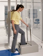 Motorised shoe cleaner automatically brushes and vacuums footwear
