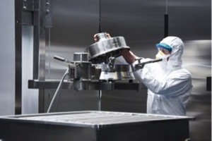 Pharmaceutical downflow booth integrates screening equipment