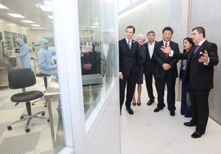 President Xi tours cleanrooms at world-leading graphene research facility