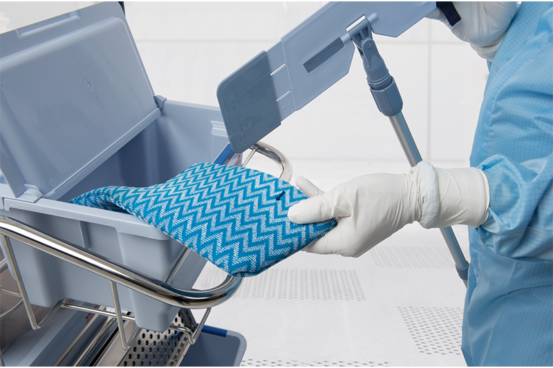 Sanitization of cleanroom controlled areas using the DUO system in the pretreatment and bucket method