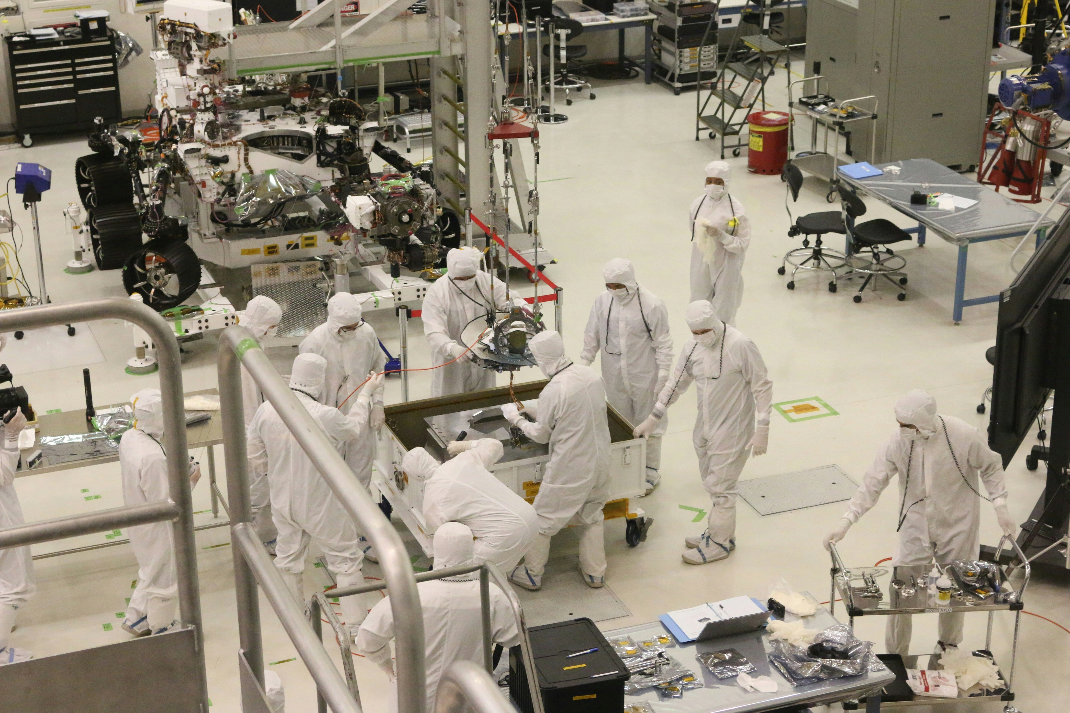 What determines the efficiency of a cleanroom air filter?