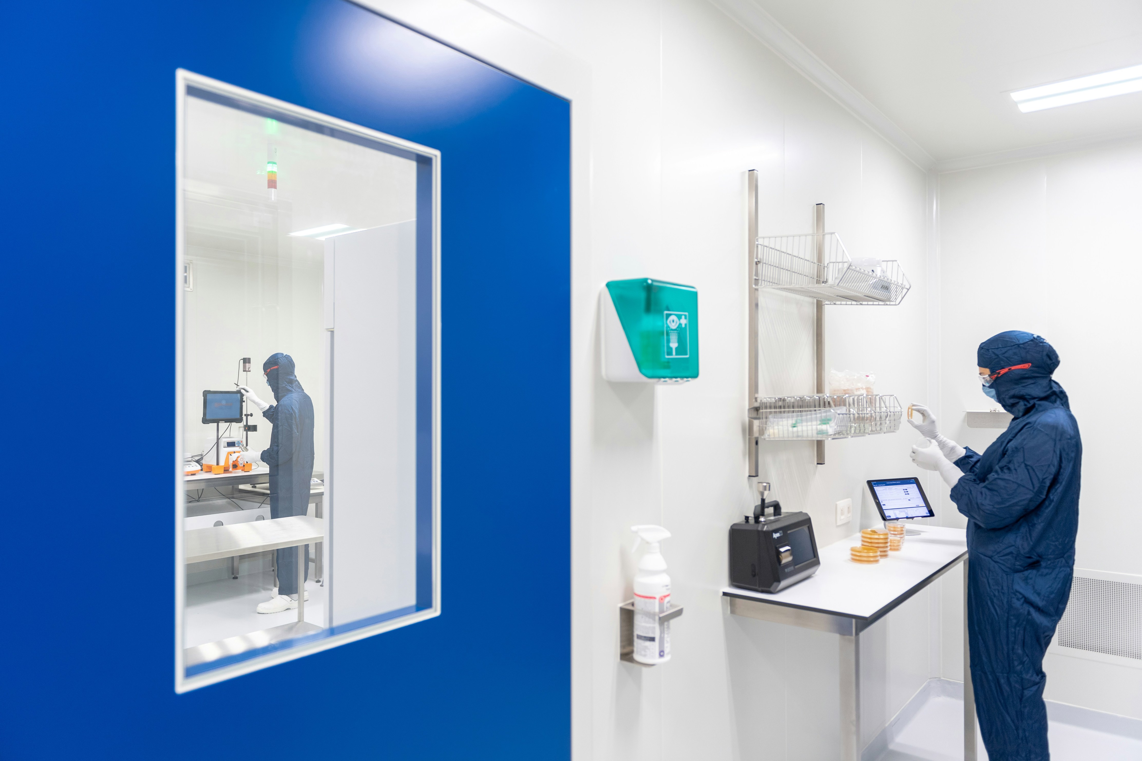 What determines the efficiency of a cleanroom air filter?